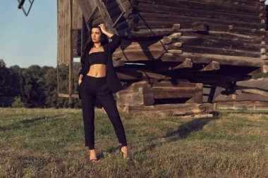 Eski bir köyde bir esmerle fotoğraf çekimi.