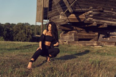 Eski bir köyde bir esmerle fotoğraf çekimi.