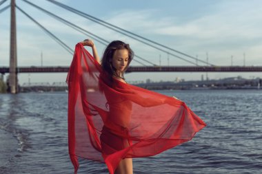 Şehir plajındaki atletik genç kız.