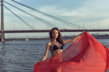 Şehir plajındaki atletik genç kız.