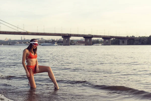 Atletická mladá dívka na městské pláži — Stock fotografie