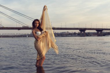 Şehir plajındaki atletik genç kız.