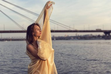 Şehir plajındaki atletik genç kız.