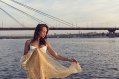 Şehir plajındaki atletik genç kız.