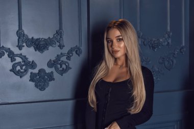 Genç bir sarışın için şık bir fotoğraf çekimi
