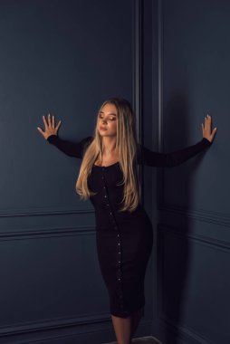 Genç bir sarışın için şık bir fotoğraf çekimi