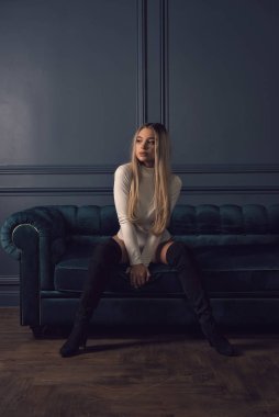 Genç bir sarışın için şık bir fotoğraf çekimi