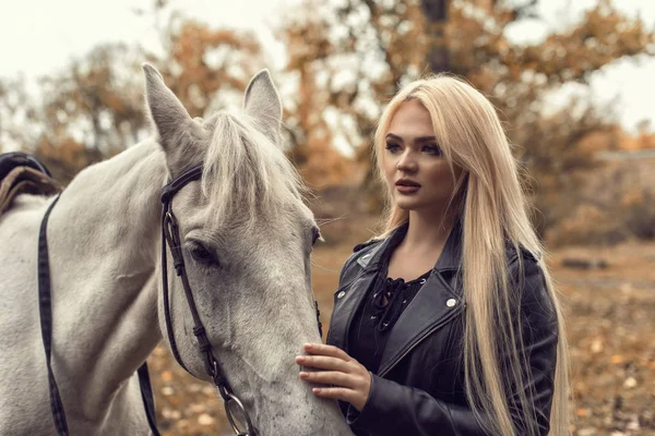 Sessão de fotos de outono no parque com um cavalo — Fotografia de Stock