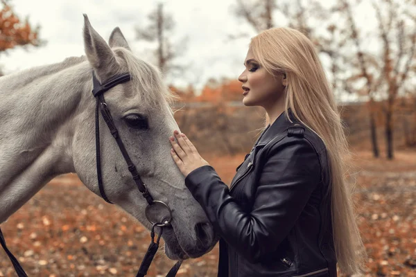 Séance photo d'automne dans le parc avec un cheval — Photo