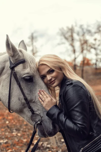 Sessão de fotos de outono no parque com um cavalo — Fotografia de Stock