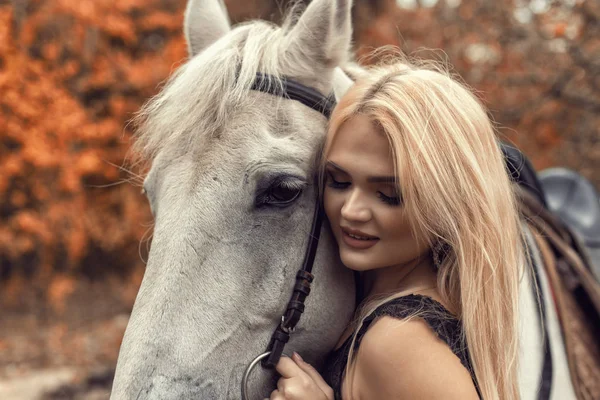 Séance photo d'automne dans le parc avec un cheval — Photo