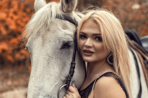 Herbst-Fotosession im Park mit Pferd — Stockfoto