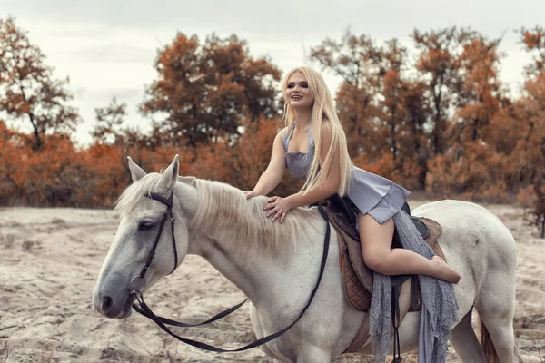 Sessão de fotos de outono no parque com um cavalo — Fotografia de Stock