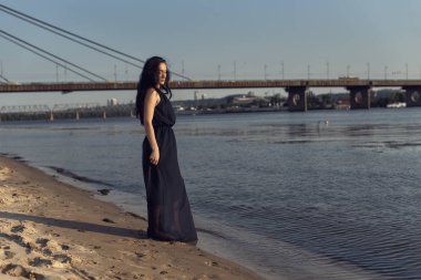 Siyah saçlı bir kızın fotoğrafı.