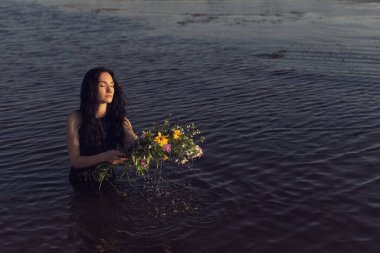 Siyah saçlı bir kızın fotoğrafı.