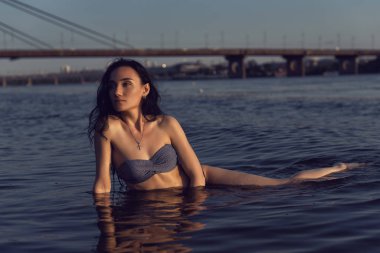 Siyah saçlı bir kızın fotoğrafı.