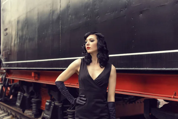 Chica joven en la estación de tren retro —  Fotos de Stock