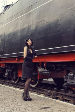 Retro tren istasyonundaki genç kız.