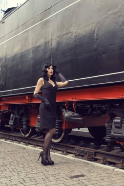 Retro tren istasyonundaki genç kız.