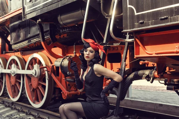 Retro tren istasyonundaki genç kız.