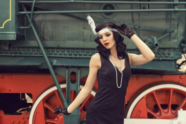 Chica joven en la estación de tren retro — Foto de Stock