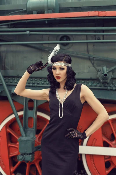 Chica joven en la estación de tren retro — Foto de Stock