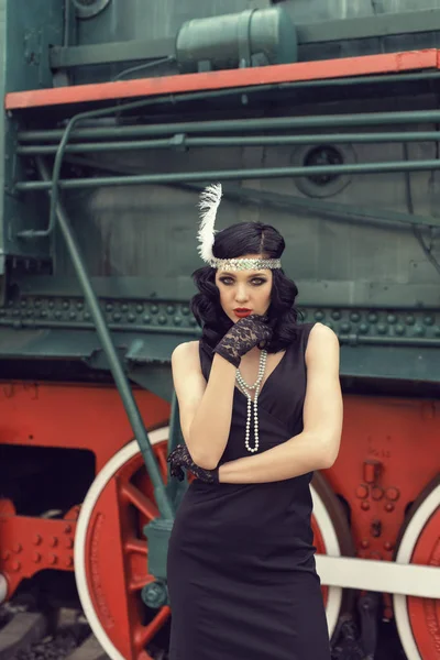 Chica joven en la estación de tren retro — Foto de Stock