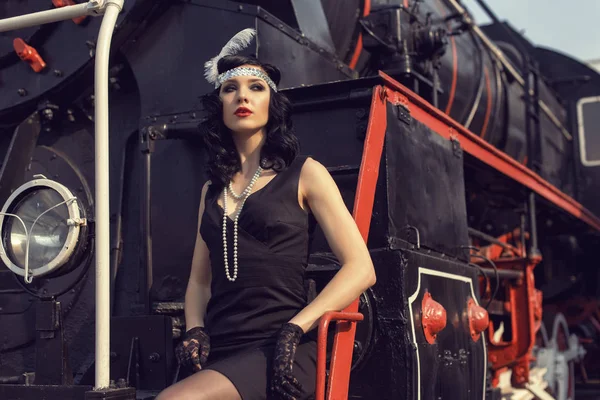 Chica joven en la estación de tren retro — Foto de Stock