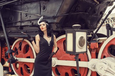 Retro tren istasyonundaki genç kız.