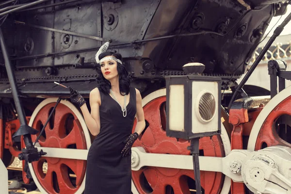 Chica joven en la estación de tren retro — Foto de Stock