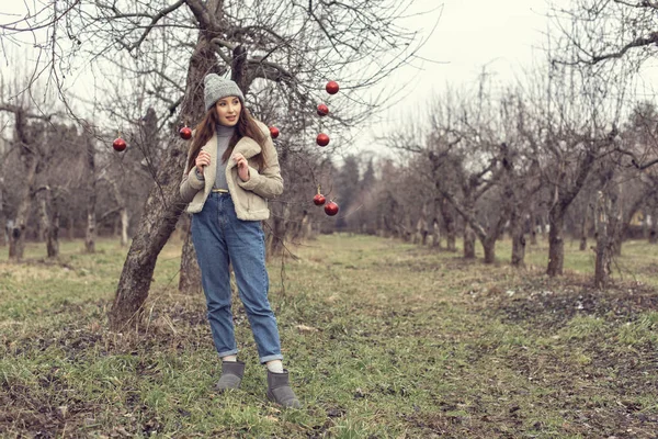 Passeio de inverno com uma jovem menina bonita — Fotografia de Stock