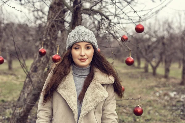 Passeggiata invernale con una giovane bella ragazza — Foto Stock