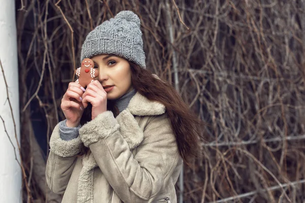 Passeggiata invernale con una giovane bella ragazza — Foto Stock