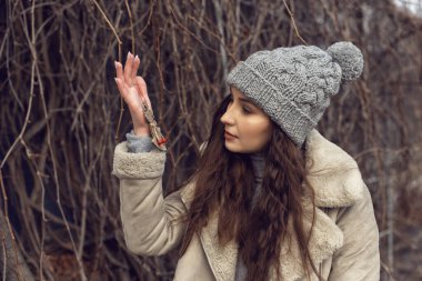 Genç ve güzel bir kızla kış yürüyüşü.