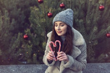 Genç ve güzel bir kızla kış yürüyüşü.