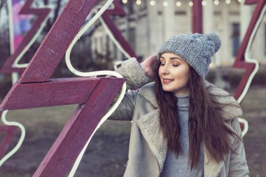 Genç ve güzel bir kızla kış yürüyüşü.