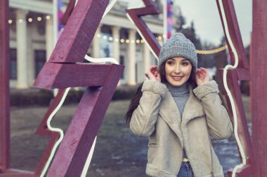 Genç ve güzel bir kızla kış yürüyüşü.