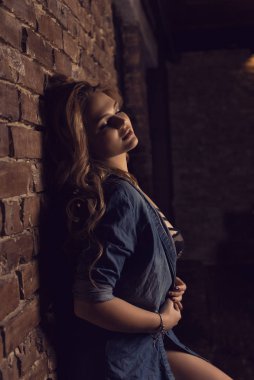 Çatı katı tarzında genç bir sarışının fotoğraf çekimi.