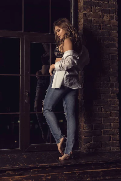 Studiofotosession einer jungen Blondine im Loft-Stil — Stockfoto