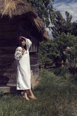 Milli parktaki halk kostümlü kız.