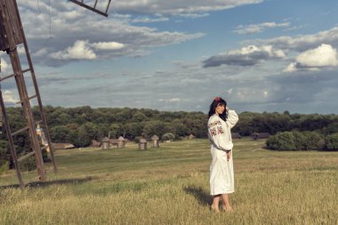 Milli parktaki halk kostümlü kız.