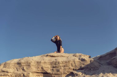 Doğada genç, kıvırcık bir sarışınla yürüyorum.