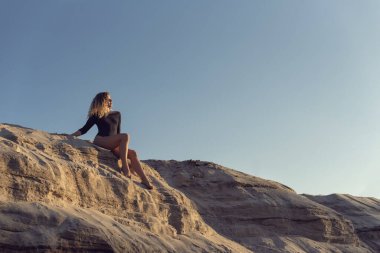 Doğada genç, kıvırcık bir sarışınla yürüyorum.