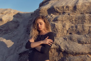 Doğada genç, kıvırcık bir sarışınla yürüyorum.