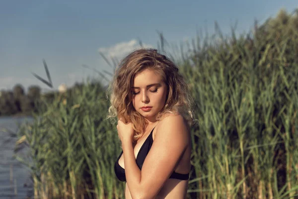 Caminar Naturaleza Con Una Joven Rubia Rizada —  Fotos de Stock