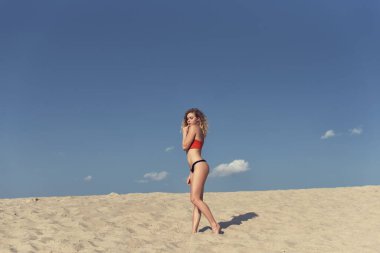 Doğada genç, kıvırcık bir sarışınla yürüyorum.