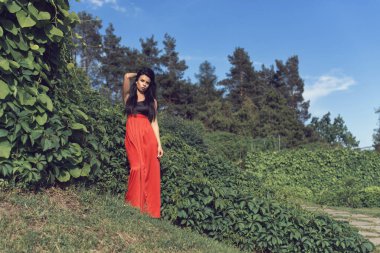 Belki bir kızla parkta yürürüm