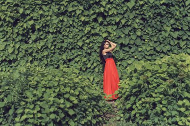 Belki bir kızla parkta yürürüm