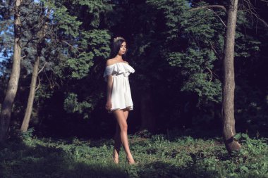 Belki bir kızla parkta yürürüm