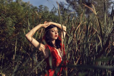 Kırmızılı genç kız nehir kenarında